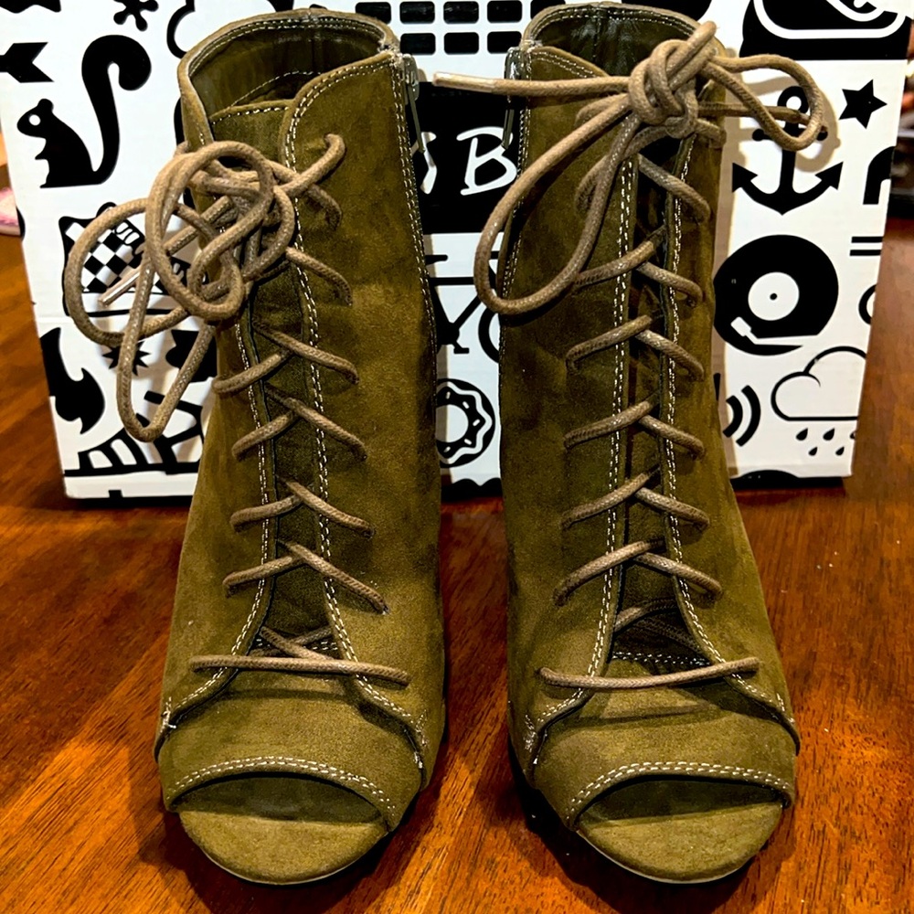 Bamboo army green size 6.5 laced up ankle boots